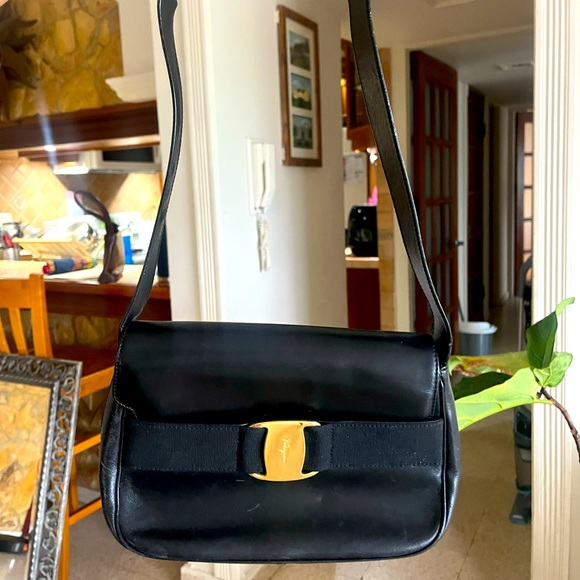 Vintage Salvatore Ferragamo black handbag - Picture 2 of 4